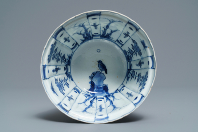 A Chinese blue and white kraak porcelain 'crow' cup, Wanli