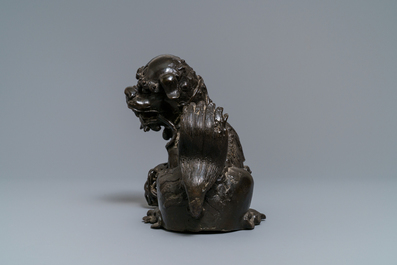 Un mod&egrave;le d'un lion bouddhiste en bronze, Chine, Ming