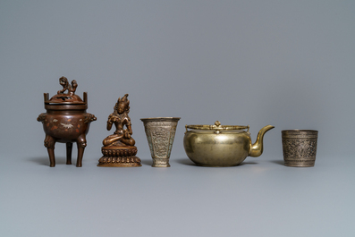 Une collection vari&eacute;e en metal paktong, bronze dor&eacute; et argent, Chine et Inde, 17&egrave;me et apr&egrave;s