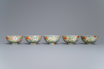 Vijf Chinese famille rose 'millefleurs' kommen, Qianlong merk, Republiek, 20e eeuw