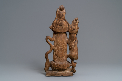 Un groupe d'une Guanyin et serviteur en pierre sculpt&eacute;e, Chine, Ming/Qing