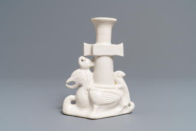 Un vase de style archa&iuml;que en porcelaine blanc de Chine de Dehua, Kangxi