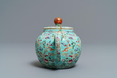 Une th&eacute;i&egrave;re en porcelaine de Chine famille rose &agrave; fond turquoise, marque de Jiaqing, R&eacute;publique, 20&egrave;me