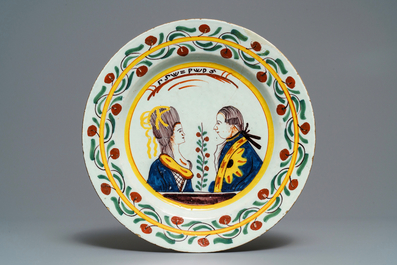 Deux assiettes et un plat en fa&iuml;ence polychrome de Delft &agrave; d&eacute;cor orangiste, 18&egrave;me