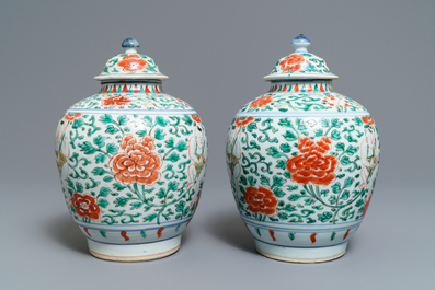 Une paire de pots couverts en porcelaine de Chine wucai, &eacute;poque Transition