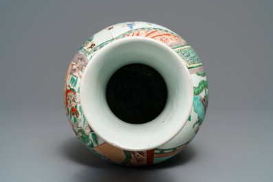 Un vase 'Hong Men Yan' en porcelaine de Chine famille verte, Kangxi