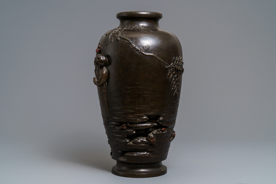 Un grand vase en bronze &agrave; d&eacute;cor d'enfants &agrave; la p&ecirc;che aux crabes, marque en creux, Japon, Meiji, 19&egrave;me