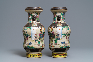 Une paire de vases en porcelaine de Chine famille rose dite &quot;de Nankin&quot;, 19&egrave;me