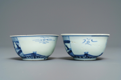 Une paire de tasses et soucoupes en porcelaine de Chine bleu et blanc, &eacute;pave Ca Mau, Yongzheng