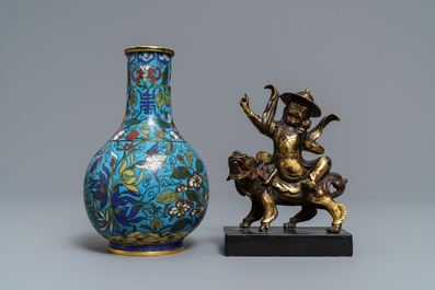 Un vase en &eacute;maux cloisonn&eacute;s et un groupe en bronze dor&eacute;, Chine, 18/19&egrave;me