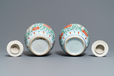 Une paire de pots couverts en porcelaine de Chine wucai, &eacute;poque Transition