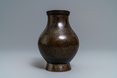 Un vase de forme hu en bronze incrust&eacute;, Chine, 19&egrave;me