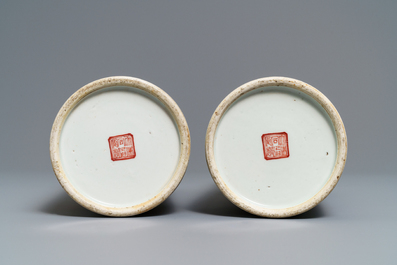 Een paar Chinese hoedensteunen met goudvissen, Tongzhi merk en periode