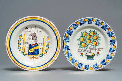 Deux assiettes et un plat en fa&iuml;ence polychrome de Delft &agrave; d&eacute;cor orangiste, 18&egrave;me