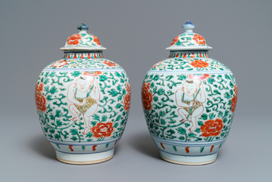 Une paire de pots couverts en porcelaine de Chine wucai, &eacute;poque Transition