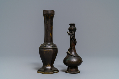 Twee Chinese bronzen vazen, Ming