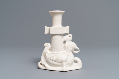 Un vase de style archa&iuml;que en porcelaine blanc de Chine de Dehua, Kangxi