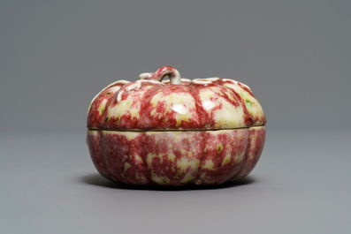 A Chinese peachbloom-glazed pumpkin box and cover, 18/19th C.