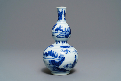 Een Chinese blauw-witte kalebasvaas met figuratief decor, Transitie periode