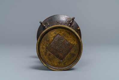 Un vase de forme 'gu' en bronze &agrave; d&eacute;cor en relief, Chine, 18/19&egrave;me