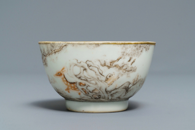 Une tasse et soucoupe en porcelaine de Chine grisaille et rouge de fer, Yongzheng/Qianlong