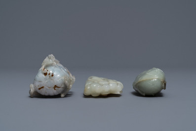 Drie Chinese jade snuifflessen met koralen stoppen, 19/20e eeuw