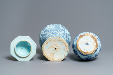 Cinq vases en fa&iuml;ence de Delft bleu et blanc &agrave; d&eacute;cor de chinoiserie, fin du 17&egrave;me