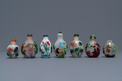 Zeven Chinese snuifflessen in meerlagig polychroom glas, 19/20e eeuw