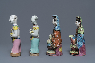 Een gevarieerde collectie Chinese famille rose, blauw-witte en blanc de Chine figuren, 18e eeuw en later
