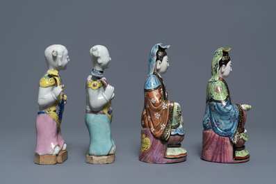 Een gevarieerde collectie Chinese famille rose, blauw-witte en blanc de Chine figuren, 18e eeuw en later