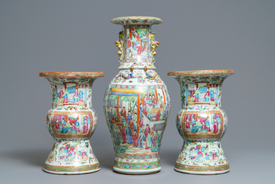 Une paire de crachoirs et un vase en porcelaine de Chine famille rose de Canton, 19&egrave;me