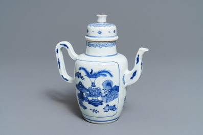 Une verseuse &agrave; vin en porcelaine de Chine bleu et blanc, Kangxi