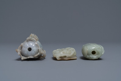 Drie Chinese jade snuifflessen met koralen stoppen, 19/20e eeuw