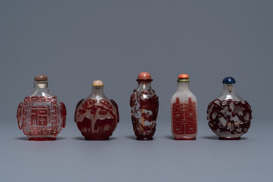Tien Chinese snuifflessen in meerlagig rood, snowflake en transparant glas, 18/20e eeuw
