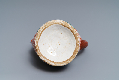 Een zeldzame Chinese perzikvormige kinrande schenkkan, Jiajing