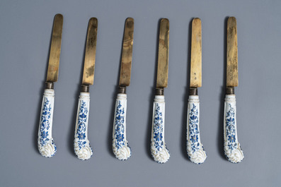 Zes Chinese blauw-witte mesheften met goudophoging, Qianlong