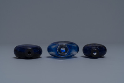 Trois tabati&egrave;res en verre bleu transparent, une avec inscription, Chine, 18/19&egrave;me