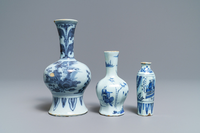 Cinq vases en fa&iuml;ence de Delft bleu et blanc &agrave; d&eacute;cor de chinoiserie, fin du 17&egrave;me