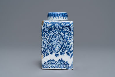 Een blauw-witte Delftse theebus met schroefdop, eind 17e eeuw