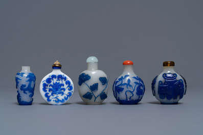Negen Chinese snuifflessen in meerlagig blauw en wit of transparant glas, 19/20e eeuw
