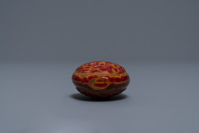 Une tabati&egrave;re en verre r&eacute;algar, Verrerie Imp&eacute;riale, P&eacute;kin, Chine, 1730-1840