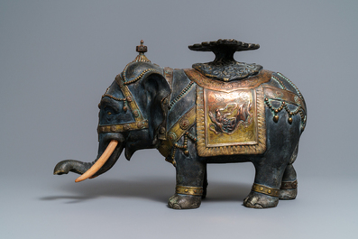 Een groot ingelegd bronzen model van een olifant, Japan, 19e eeuw