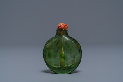 Een Chinese groene glazen snuiffles met biotiet, Keizerlijke Glasmanufactuur, Peking, 1730-1840