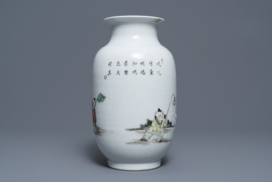 Un vase en porcelaine de Chine famille rose &agrave; d&eacute;cor en relief, marque de Qianlong, R&eacute;publique, 20&egrave;me
