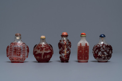 Dix tabati&egrave;res en verre rouge overlay sur fond bull&eacute; et transparent, Chine, 18/20&egrave;me