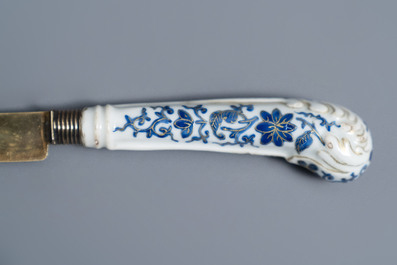 Six manches de couteaux en porcelaine de Chine bleu, blanc et dor&eacute;, Qianlong