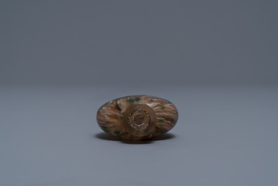 Une tabati&egrave;re en verre sandwich tourbillon, Verrerie Imp&eacute;riale, P&eacute;kin, Chine, 1700-1840