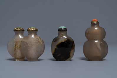 Three Chinese agate snuff bottles, 19/20th C.