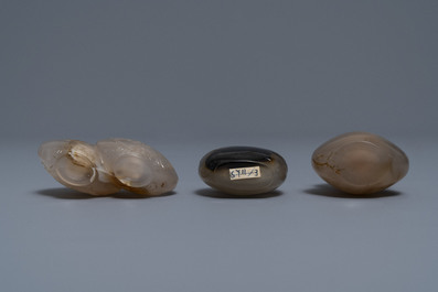 Three Chinese agate snuff bottles, 19/20th C.