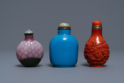 Drie Chinese glazen snuifflessen, &eacute;&eacute;n met Qianlong merk, 18/19e eeuw